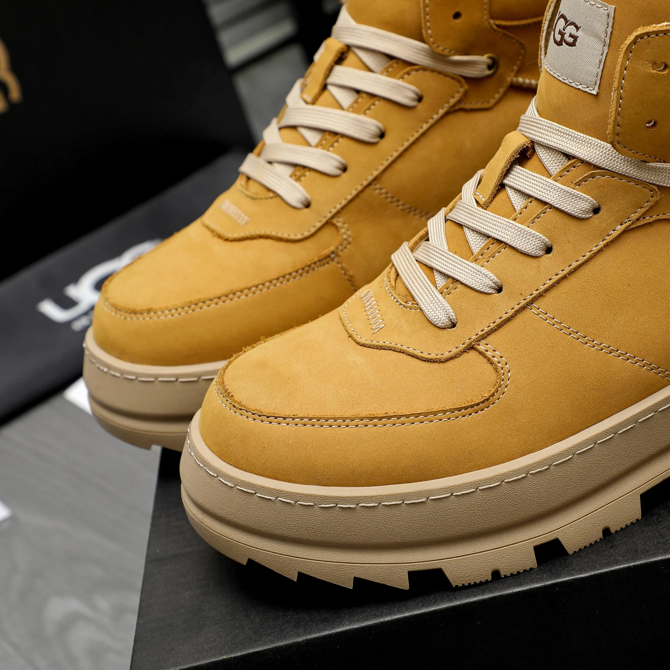 P620 Product trademark: "UGG" Gaobang men's shoes Regular size: 39-44 Product materials: Selected nubuck leather upper, wool lining, original outsole
